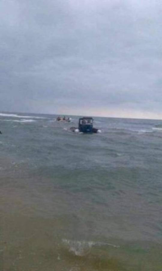 La mototaxi convertida en lancha que causa furor en redes