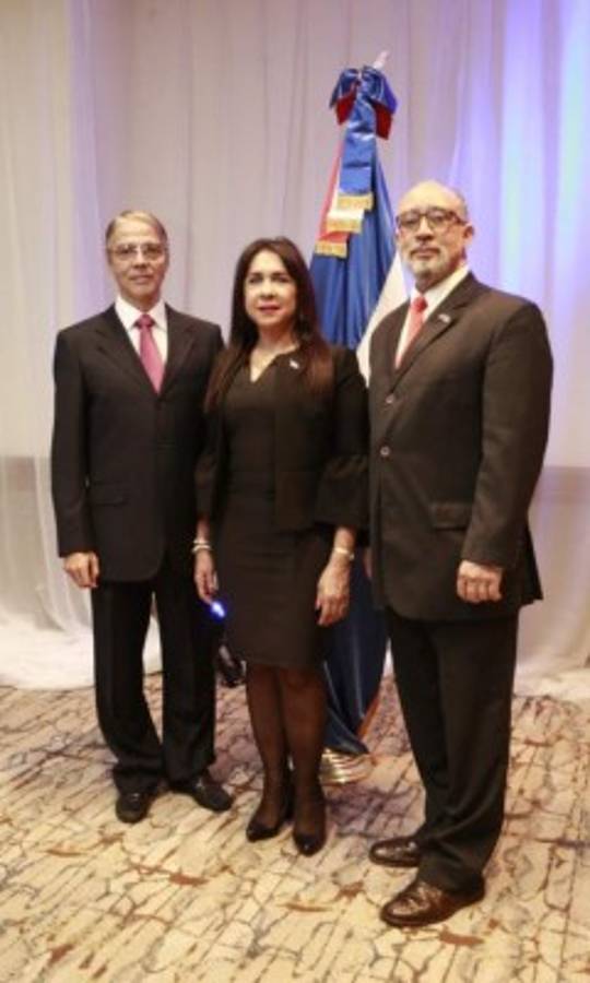 UN BRINDIS POR EL NUEVO DIPLOMáTICO