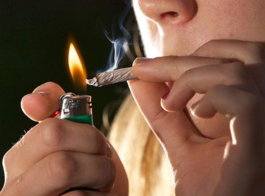 Descubren a 3 niños fumando marihuana