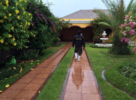 Encuentran autos clásicos y de lujo a narco hondureño preso en Estados Unidos