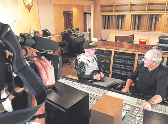 Joven hondureño graba con el exitoso Emilio Estefan