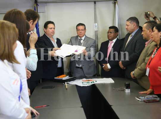 Así fue la llegada de Nasralla al TSE para solicitar inscripción de fórmula presidencial