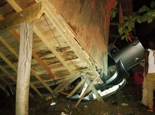 Seis personas heridas luego que vehículo derribara casetas en Roatán &nbsp;&nbsp;