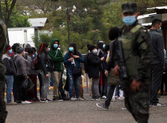 Aglomeración, caos y quejas en el primer día de entrega del Documento Nacional de Identificación