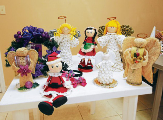 Manos laboriosas adornan la Navidad