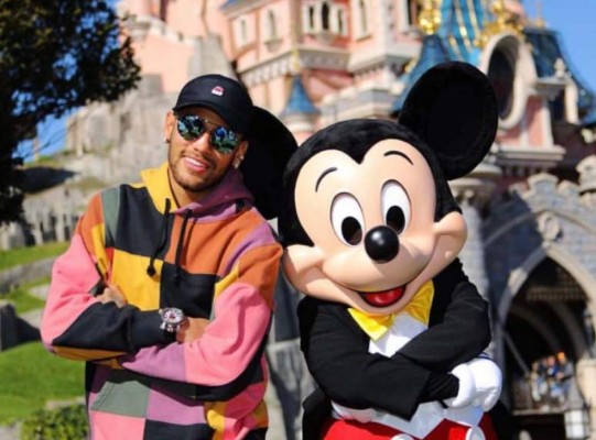 Neymar y Bruna Marquezine visitan Disneyland París