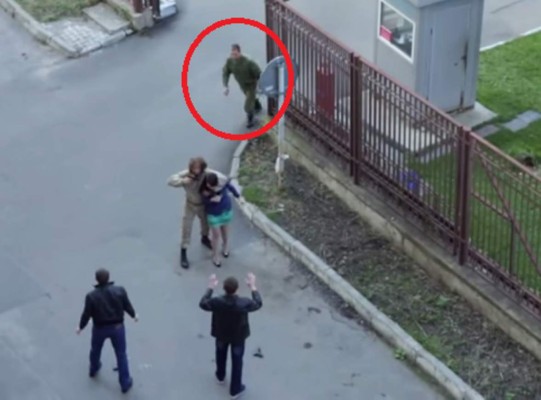 Soldado confundió una escena de película con un crimen real