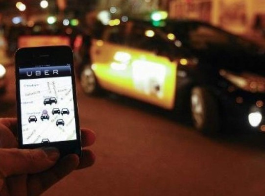 El uso de Uber es sencillo y cómodo: Basta con descargar la aplicación móvil y enviar la solicitud de un viaje. En ese mismo pedido introduces la dirección de tu destino y el conductor más cercano responde al llamado, foto: AFP.