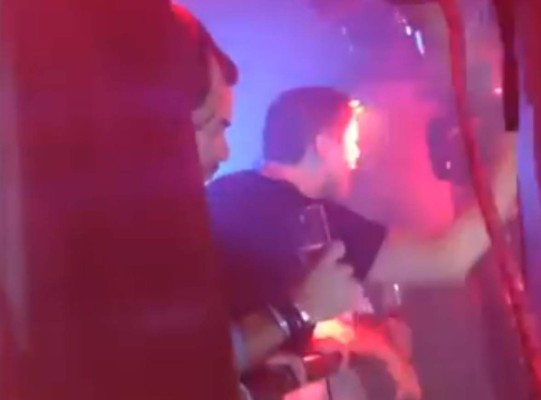 Luis Miguel se divierte en una discoteca en medio de complicadas situaciones legales