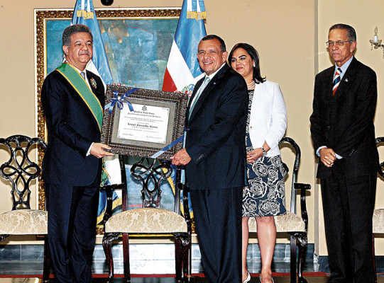 Honduras condecora a Leonel Fernández