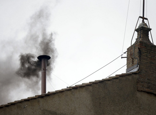 El Vaticano revela los ingredientes de la fumata