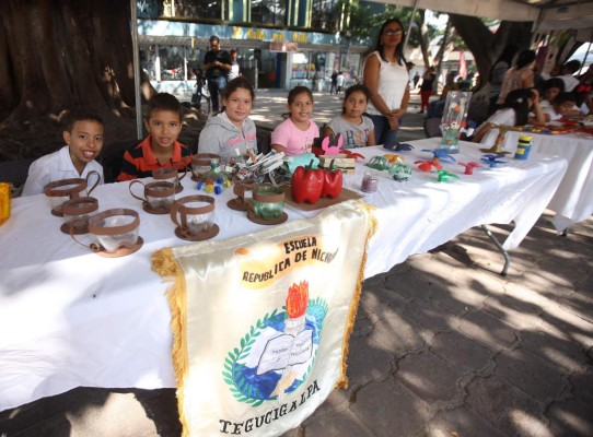 Megaexpoferia del reciclaje cautiva a decenas de clientes en la capital de Honduras