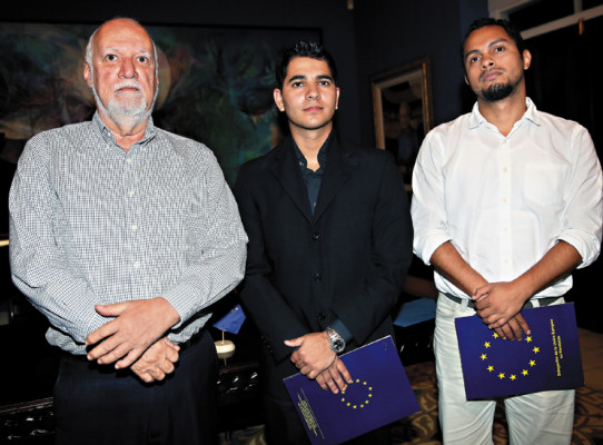 El escritor José González ganó el Premio Europeo Hibueras