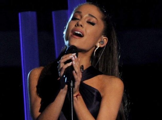 Ariana Grande se cae en pleno show