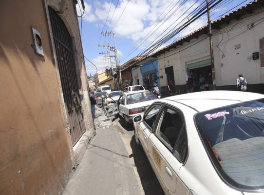 Temerosos por su vida, taxistas trabajan a medio vapor en el DC