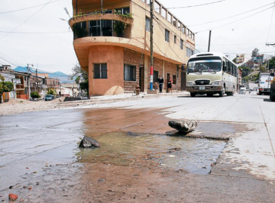 Tres años lleva colapsada alcantarilla