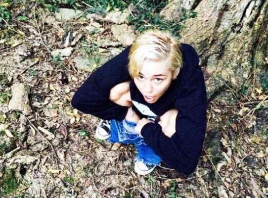 Captan a Miley Cyrus orindando en público