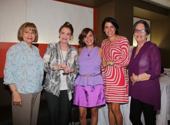 Alegre reunión prenupcial en honor de Dulce Chacón