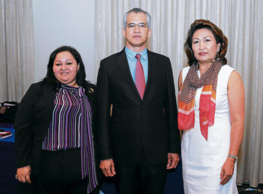 Brindis por nueva ruta aérea hacia París