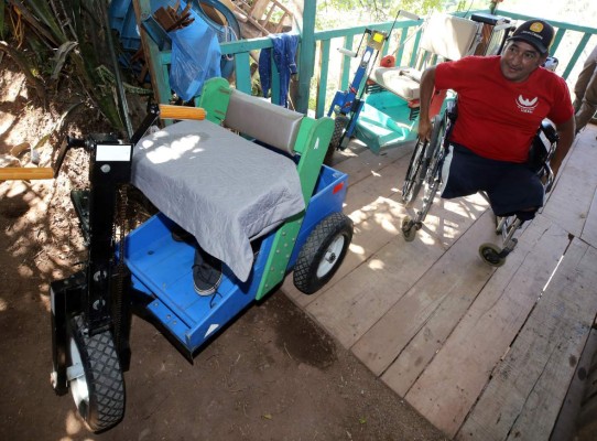 Zapatero en silla de ruedas: 'No me regale dinero, mejor deme trabajo”