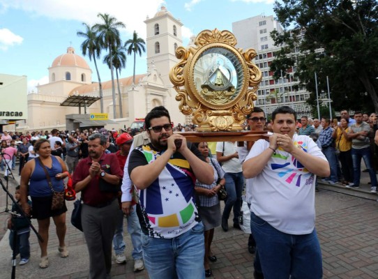 La Virgen de Suyapa engalana con fe el centro de Tegucigalpa