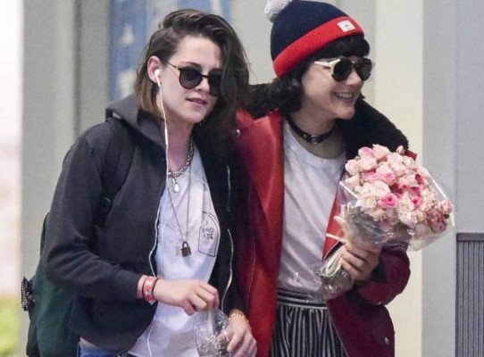 Los rumores son ciertos: Kristen Stewart es pareja de una sensual cantante francesa