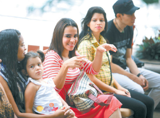 Sordomudos hondureños vencen el silencio con su fe en Dios