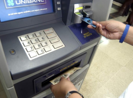 ¿Cómo evitar los riesgos al usar la tarjeta de débito en Navidad?