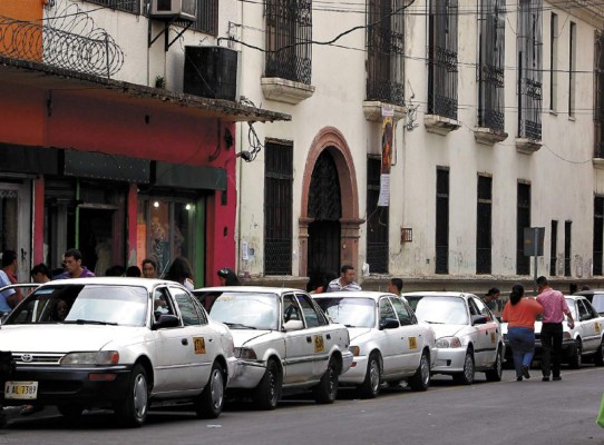 Taxistas deberán retirar polarizado de las unidades