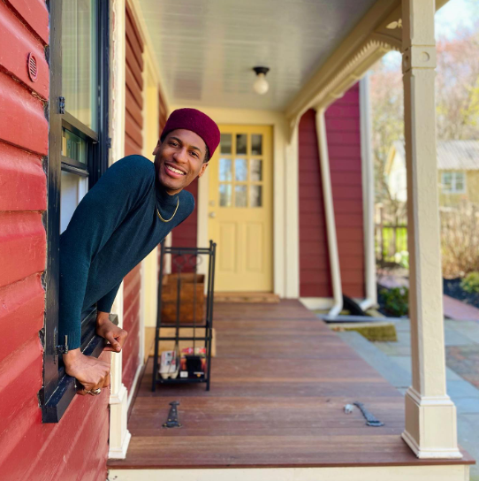 ¿Quién es Jon Batiste, el jazzista que se consagró en los Grammy?