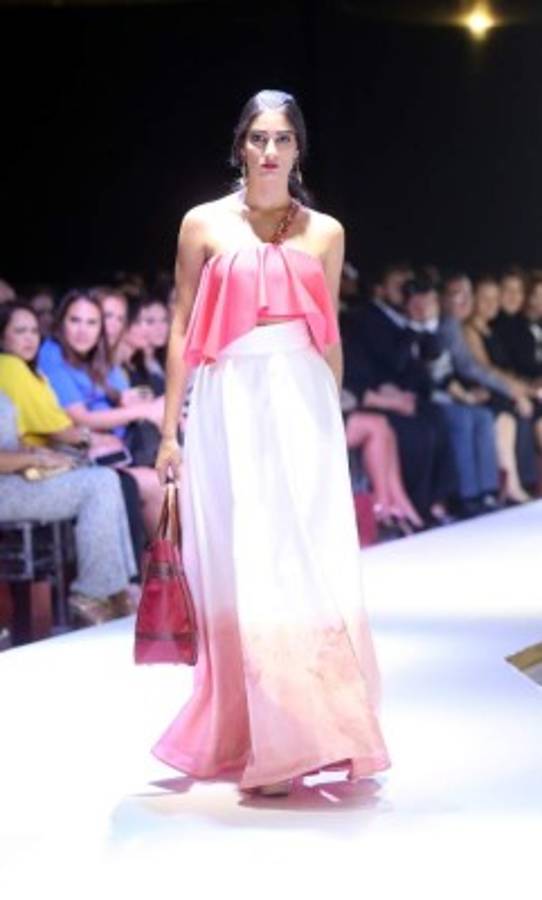 Elegancia y sobriedad iluminaron pasarelas de Piso Diez Diseño