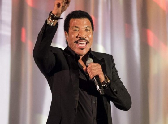 ¡Inesperado! Reconocido bajista de Lionel Richie se apuñala tras consumir drogas