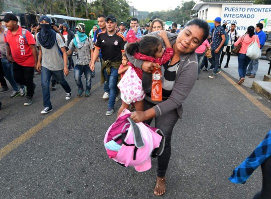 Las tristes imágenes que dejó la segunda gran caravana de hondureños al llegar a la frontera con Guatemala