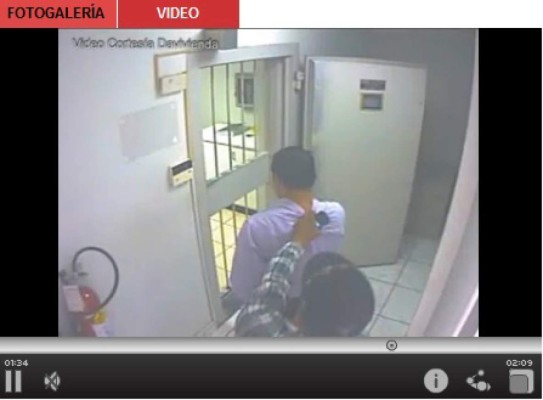 Video muestra a sujetos que usaron silla de ruedas para asaltar banco