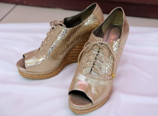 Prendas y accesorios dorados y plateados