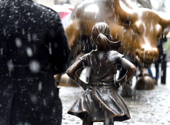 Petición para mantener estatua de una niña frente al toro de Wall Street