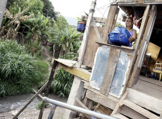 Madres de escasos recursos agradecen donación entre el llanto y las sonrisas