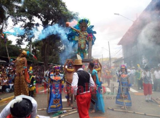 FOTOS: Las bellas palillonas y bandas que deslumbraron en desfiles de Danlí