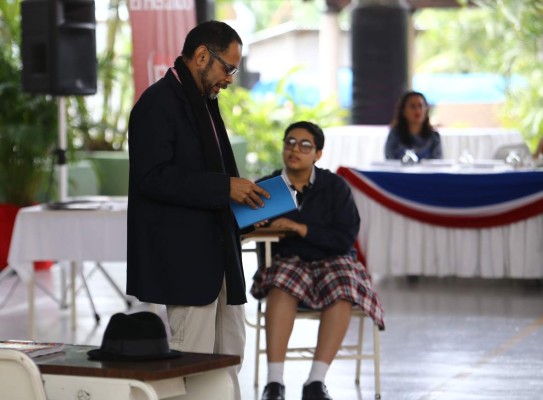 Venus Ixchel Mejía ganó el Certamen de Nacional de Narrativa Breve﻿ Julio César Anariba