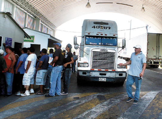Pérdidas millonarias deja a Honduras huelga de salvadoreños en aduana de El Amatillo