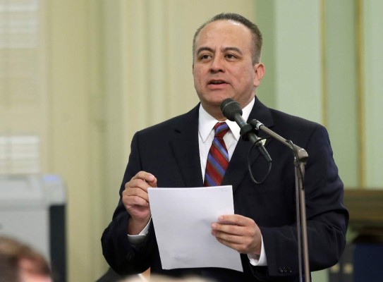 Legislador estadounidense renuncia por acusaciones de abuso sexual