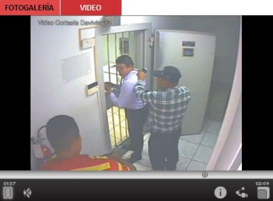 Video muestra a sujetos que usaron silla de ruedas para asaltar banco