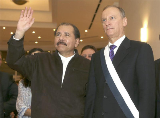 Ortega va por la reelección indefinida, más poder y alianza con militares