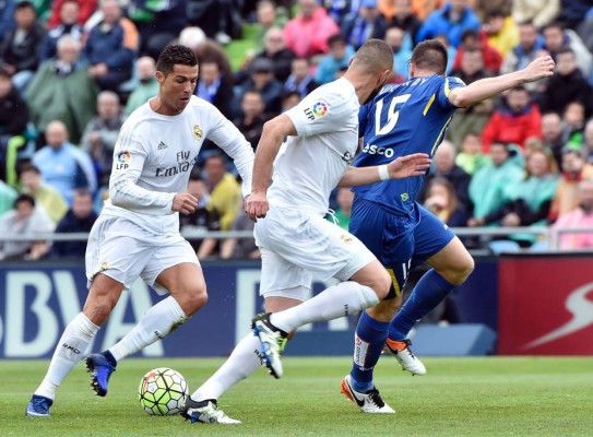 Real Madrid golea al colista Getafe y mete más presión al Barcelona