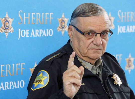 Arpaio reconoce violación de orden judicial