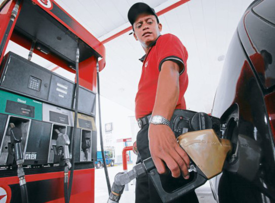 Alza al flete eleva precio local de combustibles