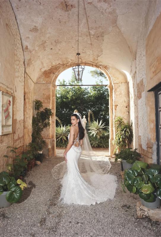 Románticas y delicadas: Dua Lipa revela las fotos oficiales de su boda con Callum Turner