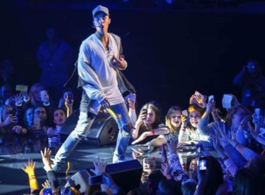 Bieber abandona concierto en Oslo; sus fans no lo escuchaban