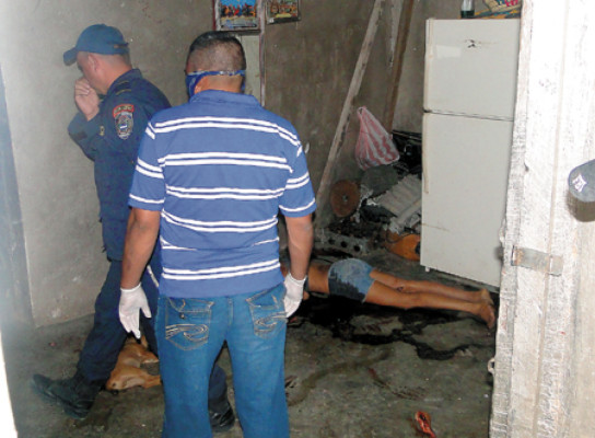 Macheteados hallan a una pareja y a su hijo