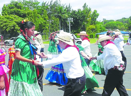 Jóvenes deciden su futuro al son de la danza